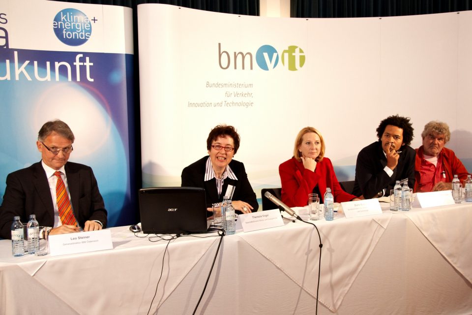 V.l.n.r. GD DI Leo Steiner (IBM), GF Theresia Vogel (Klima- und Energiefonds), Bundesministerin Doris Bures (BMVIT), Christian Reimsbach-Kounatze (OECD) und Prof. Dr. Hartmut Esslinger (Universität für angewandte Kunst Wien)