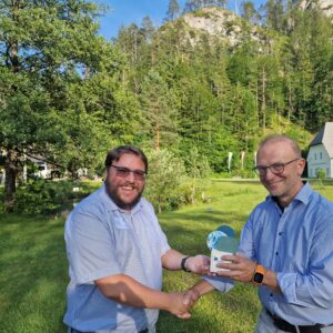 Fotocredit: © Klima- und Energiefonds | Bildbeschreibung: (v.l.): Rainer Leitner (KLAR!-Manager des Jahres 2024; KLAR! Bucklige Welt - Wechselland) und Bernd Vogl (Geschäftsführer Klima- und Energiefonds)