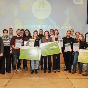 (v.l.n.r.) Bernd Vogl, Geschäftsführer Klima- und Energiefonds und Sektionschefin Henriette Spyra, Leiterin der Sektion III „Innovation und Technologie“ im Bundesministerium für Klimaschutz, Umwelt, Energie, Mobilität, Innovation und Technologie (BMK) mit allen TOP10 greenstars 2023.©stills&(e)motions-AlexWieselthaler