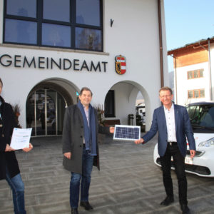 Bürgermeister vor der Gemeinde (©klimafonds/krobath)